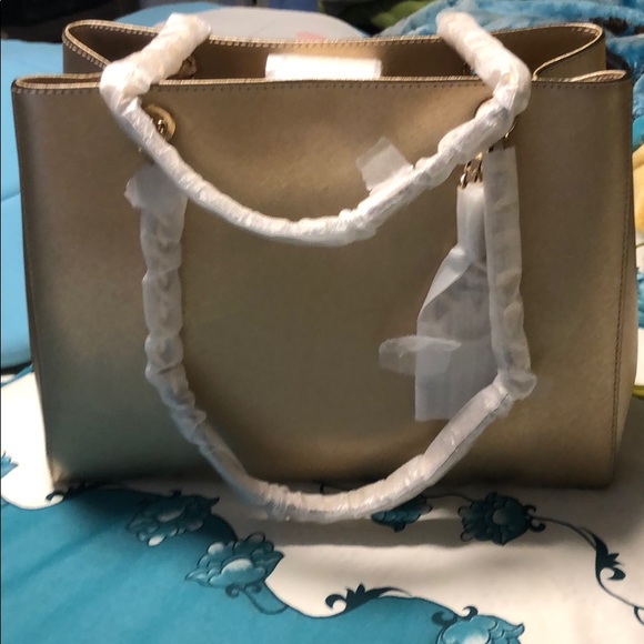 Michael Kors Handbags - BRAND NEW MICHAEL KORS AUTHENTIC HANDBAG